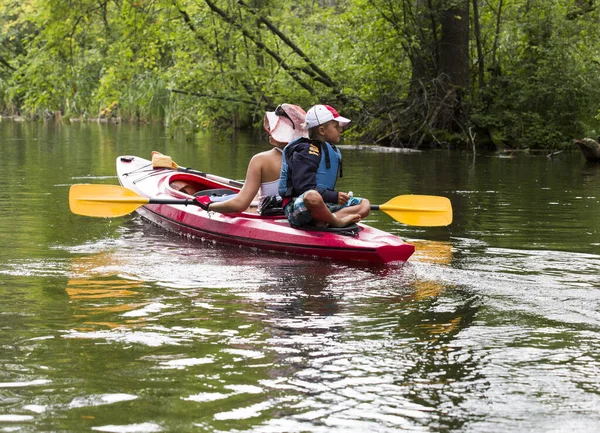 Two Girls Kayaking Water — Stock Photo, Image