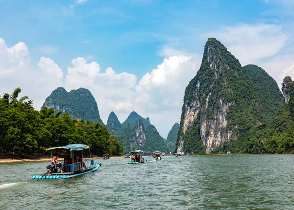 Yangshuo Kína Augusztus 2017 Bambusztutajok Turistákkal Folyón Ködben Közel Xinping — Stock Fotó