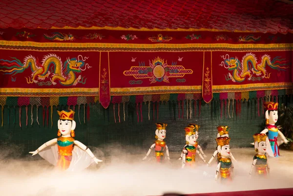 Chi Minh 2013年12月29日 ベトナムのホーチミンで2013年12月29日に開催されたゴールデンドラゴン水人形劇場でのベトナムの水人形劇ショー — ストック写真
