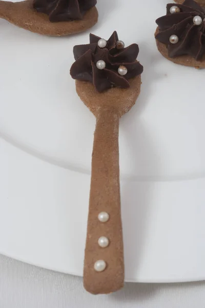 Шоколадный Ванильный Торт Бантом Белом Фоне — стоковое фото