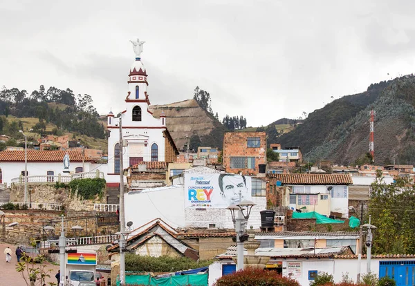 Zipaquira コロンビア 2015年10月22日 ジパキラのダウンタウンの人々 町は主に塩の大聖堂 トンネル内の塩鉱床の中に建てられた地下教会で知られています — ストック写真