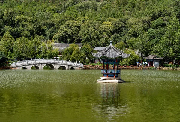 Όμορφη Λίμνη Κοντά Στην Παραδοσιακή Πόλη Της Κίνας — Φωτογραφία Αρχείου