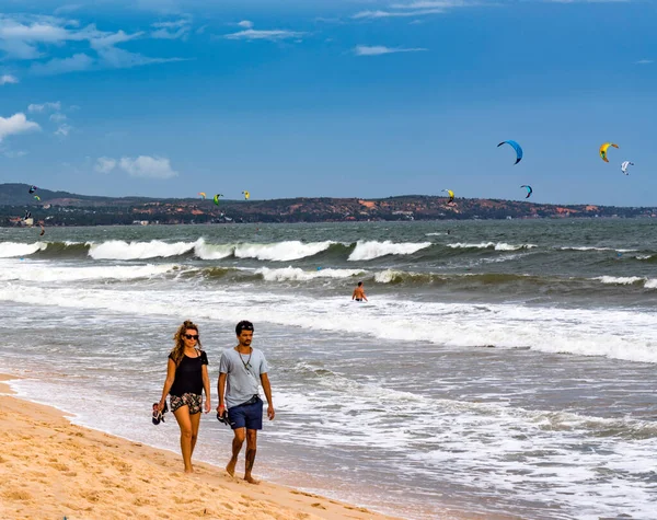 Emberek Trópusi Strandon Vietnamban — Stock Fotó