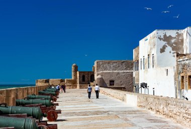 ESSAOURIA, FOCCO - 6 Haziran 2013 İnsanlar Portekiz kalesini ziyaret ediyor. Essaouria, Fas 'ın Atlantik kıyısındaki en popüler şehridir..