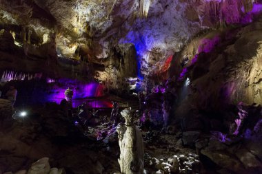 Prometheus CAVE, GEORGIA - 24 Temmuz 2015 'te Tskaltubo, Georgia yakınlarındaki Prometheus mağarası. Bu Gürcistan 'ın doğal harikalarından biridir. Sarkıtların ve dikitlerin nefes kesici örneklerinden biridir..