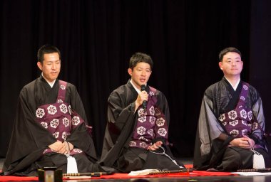 Japonlar sahnede geleneksel şekilde gösteri yapıyorlar.