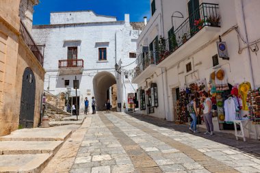 Ostuni, İtalya - 6 Haziran 2017: Güney İtalya 'nın Ostuni kentinde turistler.