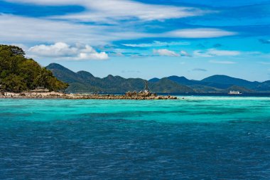 Kayalıkları ve denizi olan tropikal plaj