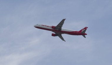 Mavi gökyüzünde uçan uçak