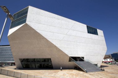 Mavi gökyüzü olan modern bina