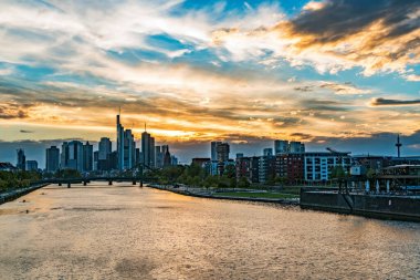 Shanghai, Çin 'deki rıhtımda gün batımı