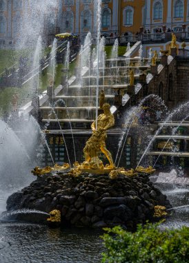 PETERSBURG, RUSSIA - 12 AĞUSTOS 2018: Peterhof Sarayı, UNESCO dünya mirası sahası, çeşmeler ve bahçeler.