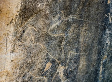 Gobustan Ulusal Parkı 'nda antik kaya oymacılığı. Bakü, Azerbaycan yakınlarındaki Gobustan 'da Petroglyphs Sergisi.