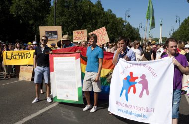 BUDAPEST, HUNGARY - 10 Temmuz 2010: Budapeşte, Macaristan 'da kimliği belirsiz insanlar LGBT (lezbiyen, gey, biseksüel ve transseksüel) haklarını desteklemek için düzenlenen Budapeşte Gay Onur Yürüyüşü' ne katıldılar..
