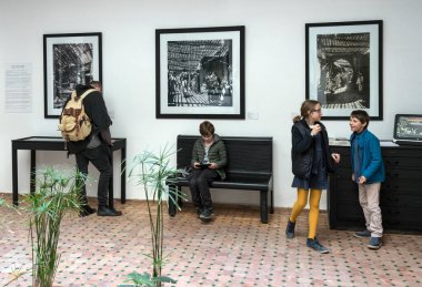 Sanat galerisini ziyaret edenler