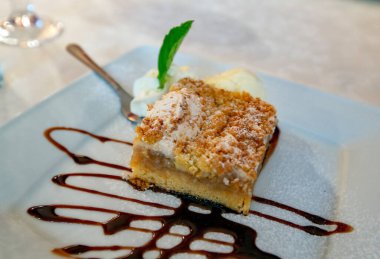 Çikolata soslu ve naneli kek.