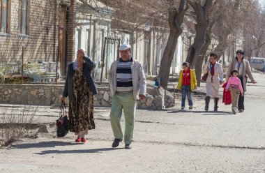 Şehirde yürüyen bir grup insan.