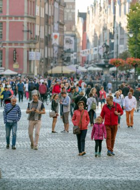 Şehirde yürüyen insan kalabalığı