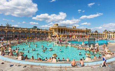 Budapeşte, Macaristan. 16 Nisan 2016: Macaristan 'ın Budapeşte kentinde güneşli bir günde Szechenyi Hamamları.