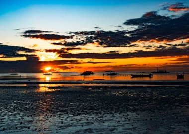 Sabahın erken saatlerinde Filipinler 'de tropik Bohol plajı