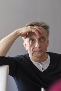 Pal Macsai, aktör, Orkeny Tiyatrosu 'nun yönetmeni Pal Macsai röportaj veriyor. 29 Mayıs 2012. Budapeşte. Pal Macsai 2012 'de Yılın Sesi ödülünü aldı..