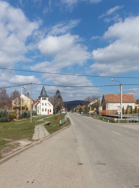 FELSOTARKANY, HUNGARY - 21 Mart 2016: Felsotarkany 'de sokak Heves' in Eger Subregion ilçesine bağlı bir belediye. Felsotarkany 'nin tarihi 13. yüzyıla dayanıyor.