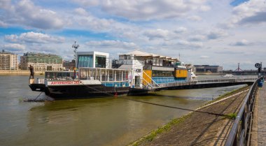 Hollanda 'nın başkenti Hamburg limanının manzarası