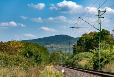 Dağlardaki tren istasyonu manzarası