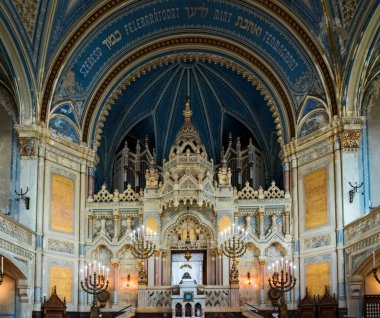 SZEGED, HUNGARY - 6 Temmuz 2016: Szeged Sinagogu İçişleri. 1907 yılında Yahudi Macar mimar Lipot Baumhorn tarafından tasarlanmış bir binadır.
