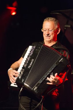 Kimliği belirsiz insanlar sahnede müzik yapıyor.