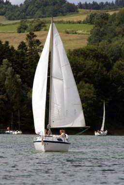 Gölde yelkenli tekne