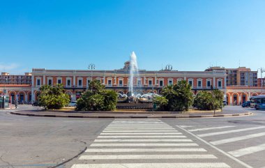 BARI, ITALY, 5 Haziran 2017: Bari 'deki Univarsita Degli Studi' nin dış görünüşü, Aldo Moro Üniversitesi olarak da bilinir..