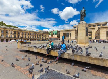 BOGOTA, COLOMBIA - 22 Ekim 2015: Başkent merkezindeki Bolivar Meydanı 'nda kimliği belirsiz insanlar. Bogota Latin Amerika 'nın en hızlı büyüyen büyük şehridir..
