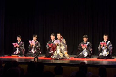 Japonlar sahnede geleneksel şekilde gösteri yapıyorlar.