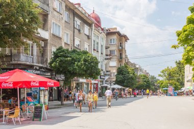 VARNA, BULGARIA - 7 Temmuz 2012: Bulgaristan 'ın Varna şehir merkezi. Varna, Bulgaristan 'ın Karadeniz kıyısındaki en büyük, Bulgaristan' ın ise üçüncü büyük kentidir.