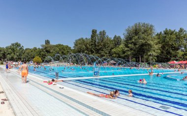 Macaristan Budapeşte 'de modern yüzme havuzu