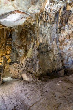 Phong Nha-Ke Bang Ulusal Parkı, Vietnam - 1 Ocak 2019: Cennet Mağarası. Orman karst tepeleriyle çevrili bu olağanüstü mağara sistemi 31 km boyunca uzanır..