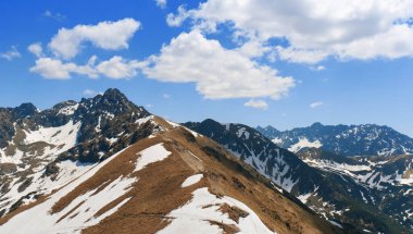 İsviçre Alplerindeki dağların manzarası