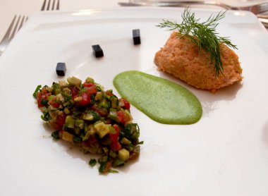 Soslu kızarmış sebzeler ve tabakta yeşillikler.