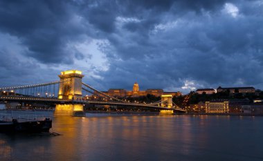 Budapeşte 'deki zincir köprü manzarası