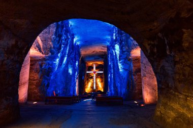 ZIPAQUIRA, COLOMBIA - 22 Ekim 2015: Yeraltı tuz katedralindeki şapel Zipaquira çok renkli tünellerde bir madenden inşa edildi.  