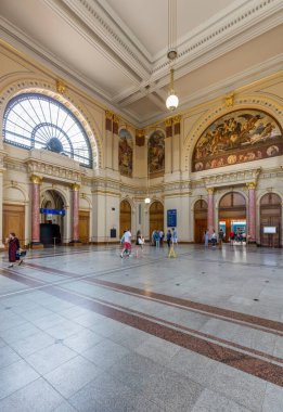 BUDAPEST, HUNGARY - 16 Haziran 2016: Budapeşte 'deki Keleti İstasyonu' nun İçi. Keleti, 1884 yılında açılan Doğu tren istasyonudur ve Avrupa 'nın en büyük tren istasyonlarından biridir..