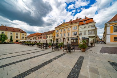 GYOR - 4 Haziran 2020: Gyor, Macaristan şehir merkezi. Gyor 'un güzel bir barok eski şehri var..