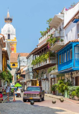 CARTAGENA, COLOMBIA - 29 Ekim 2015: Cartagena şehir merkezinde kimliği belirsiz insanlar. Kolombiya 'nın en büyük beşinci şehri ve Barranquilla' dan sonra bölgenin en büyük ikinci şehridir..