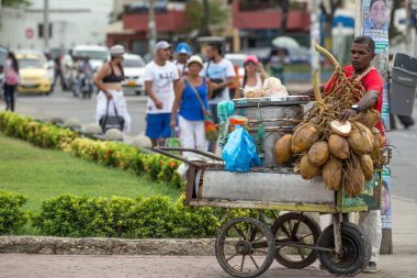CARTAGENA, COLOMBIA - 29 Ekim 2015: Kartagena 'da hindistan cevizi satan tanımlanamayan adam. Kolombiya 'nın en büyük beşinci şehri ve Barranquilla' dan sonra bölgenin en büyük ikinci şehridir..