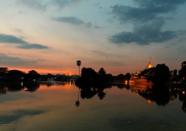 Nehrin üzerinde gün batımı