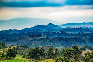 And Dağları, Kolombiya 'da ilginç fırtına bulutları