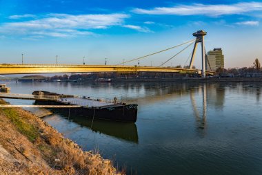 Riga, Letonya 'da nehir üzerinde köprü