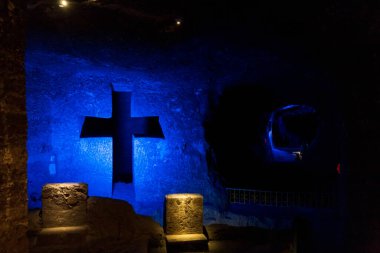 ZIPAQUIRA, COLOMBIA - 22 Ekim 2015: Yeraltı tuz katedralindeki şapel Zipaquira çok renkli tünellerde bir madenden inşa edildi.
