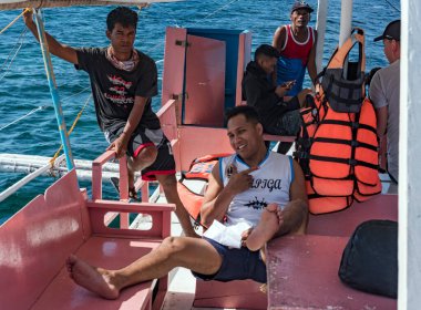 Denizde bir grup insan